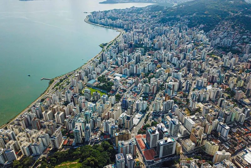 Vista aérea de Florianópolis, reportagem do G1 sobre migração para Santa Catarina