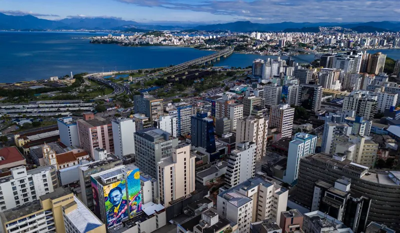 Vista aérea da orla de Florianópolis, reportagem do ND Mais sobre crescimento populacional de SC